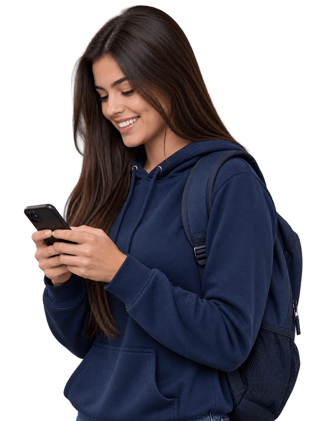 Estudante sorrindo enquanto usa o aplicativo da escola no celular